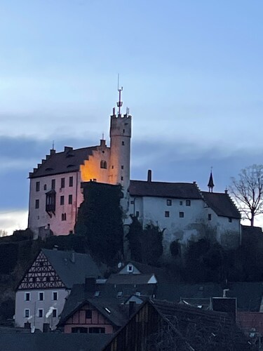 Großzügige Ferienwohnung mit Terasse, 5 Min. zum Zentrum, dennoch ruhig gelegen