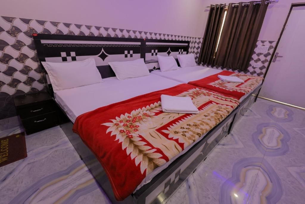 Una habitación de hotel con cama, mesita de noche, armario y puerta del baño.