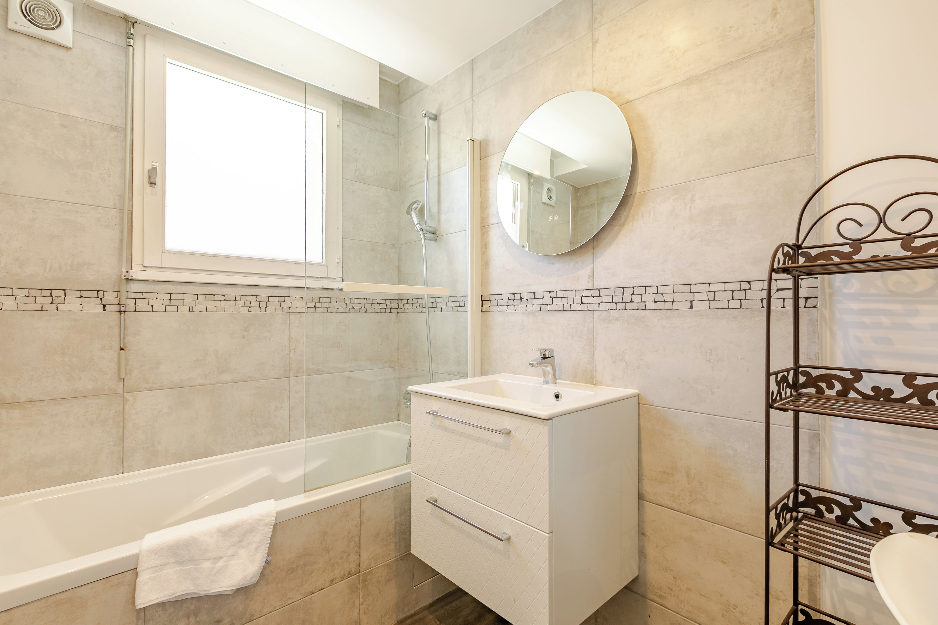 Une salle de bain moderne avec une baignoire, un lavabo et une douche.