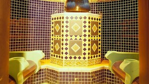 Un baño con techo estrellado, baldosas estampadas y dos lavamanos verdes.