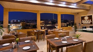Deluxe tweepersoonskamer, balkon, uitzicht op stad | Buiten dineren