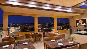 Quarto luxo, sacada, vista para a cidade | Opções para refeição ao ar livre