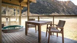 Outdoor dining - Minaret Station (Minaret Bay)