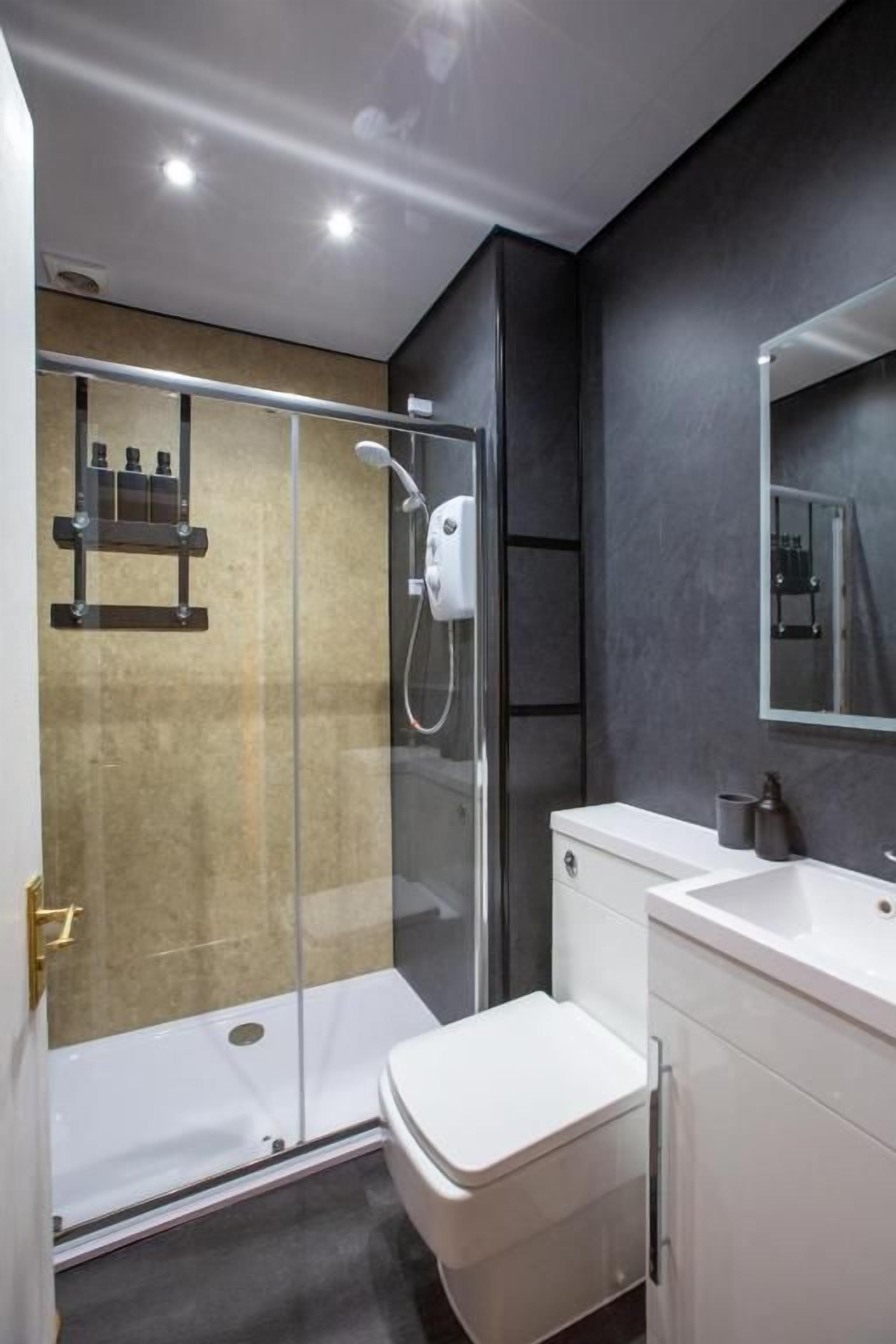 Deluxe Quadruple Room, Hill View | Bathroom