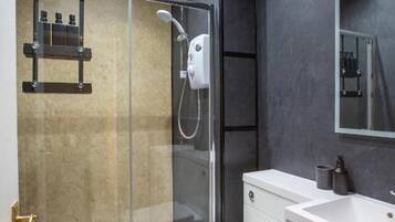 Deluxe Quadruple Room, Hill View | Bathroom