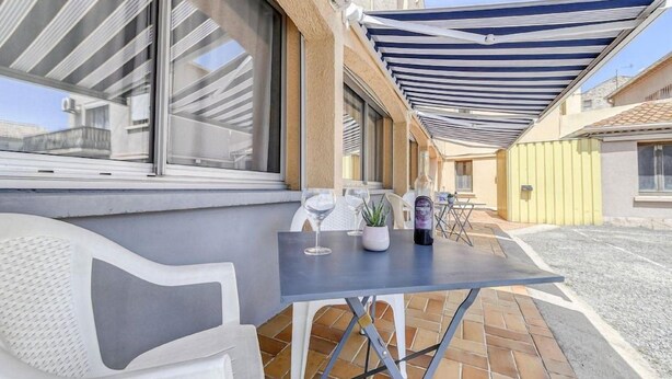 Outdoor dining - Vila Hotel (Frontignan)