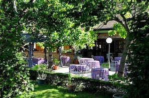Tempat makan luar