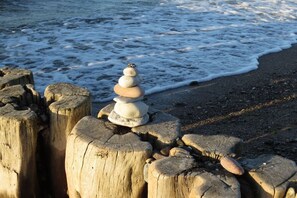 A stack of stones on a wooden post by the sea. - Holiday apartment with 2 bedrooms (Börgerende)