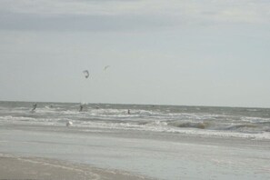 A beach with waves and people in the water. - Holiday apartment with 2 bedrooms (St. Peter-Ording)