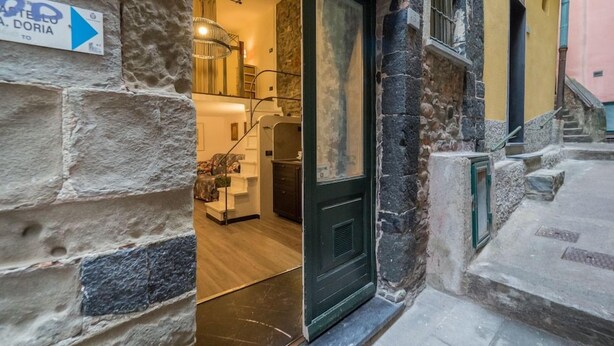 Unclassified image, 1 of 44, button - Petrella's Point Studio (Vernazza)
