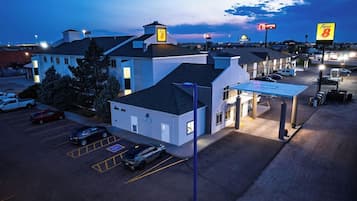 Hotel com estacionamento, área externa coberta e vista para os arredores.