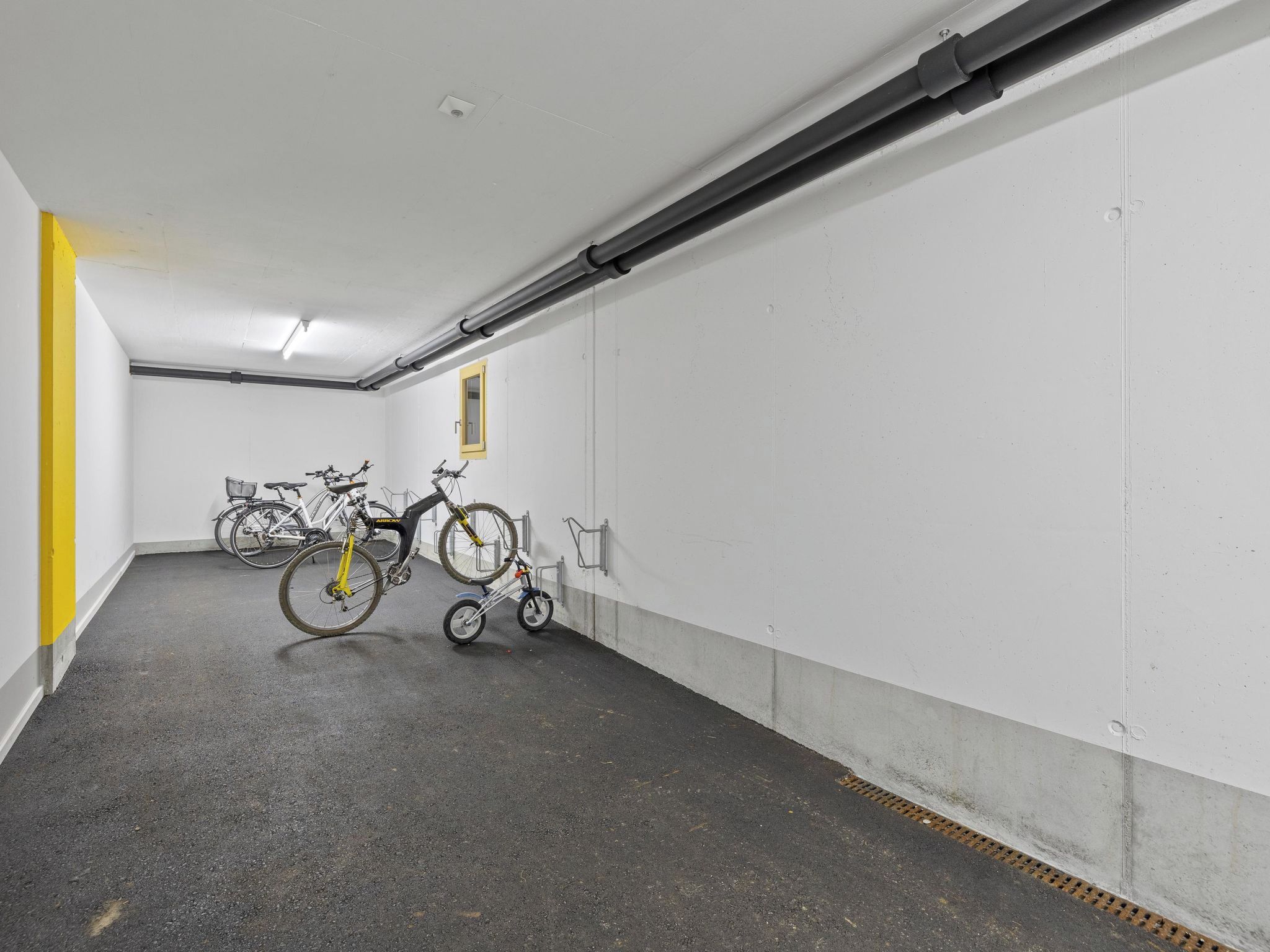 Eine Parkgarage, an deren Wänden Fahrräder geparkt sind.