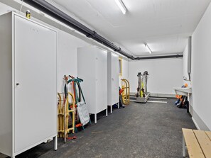 A clean, well-lit locker room with white lockers, a bench, and a sink. - Praval Appartement/Fewo Ferienwohnung Praval IH by Interhome (Valbella)
