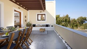 Outdoor dining - Le Blanc Resort Two Luxury Villas (Santorini)