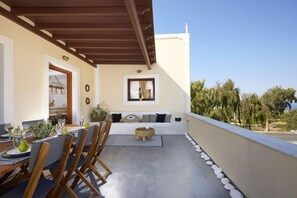 Outdoor dining - Le Blanc Resort Two Luxury Villas (Santorini)