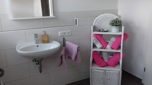 Dusche, Haartrockner, Handtücher, Seife