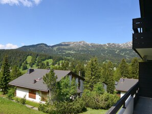 A residential area with houses surrounded by greenery and mountains in the background. - Al Prada 3.1.a Appartement/Fewo,   Ferienwohnung Al Prada 3.1.a IH by Interhome (Lenzerheide)