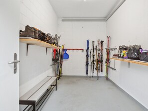 Une pièce dédiée au rangement des skis, équipée d’étagères pour y entreposer les skis et le matériel de ski.