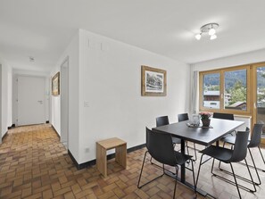 A dining area with a table and chairs, a wooden bench, and a framed picture on the wall. - Bellavista 6 Appartement/Fewo, Bad, WC, 3 Schlafräume by Interhome (Parpan)