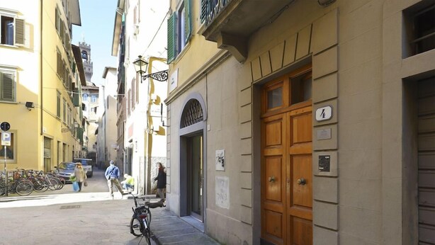 Unclassified image, 1 of 18, button - At 4 for you (Florence)