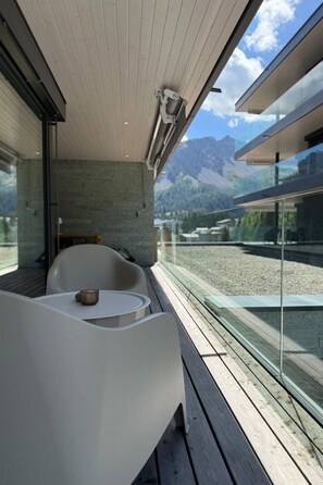 Ein moderner Außenbereich mit Blick auf die Berge.