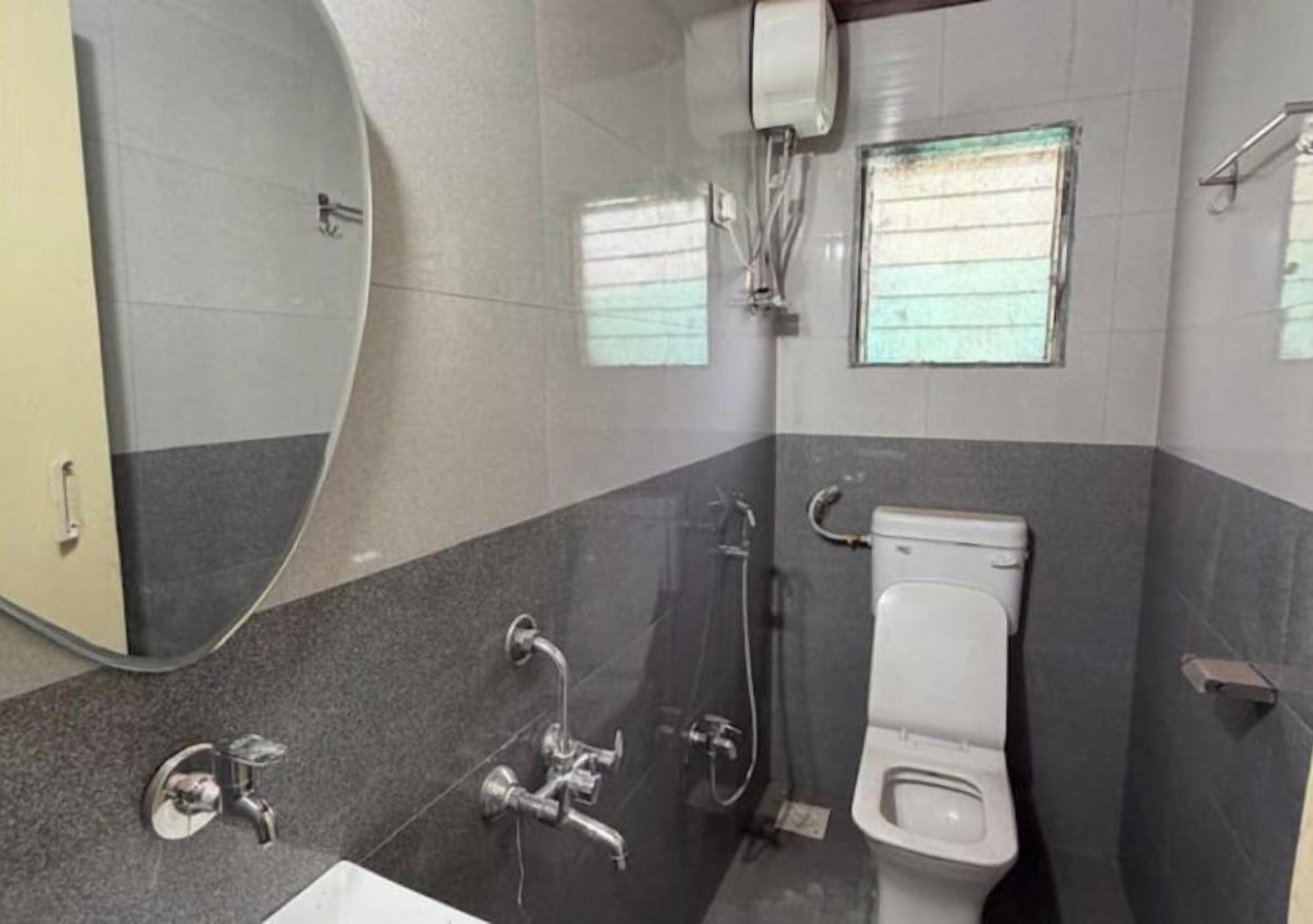 Une salle de bain avec une baignoire, des toilettes et une douche.