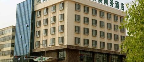 Ein mehrstöckiges Hotel mit moderner Fassade, das Glas und Backstein kombiniert.