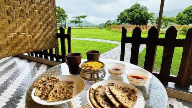 Outdoor dining - Sukoon Farm - Cottage C (Palasdari, Maharashtra, Karjat)