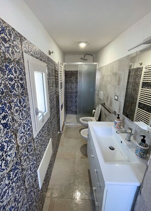 A bathroom with a shower, toilet, and sink. - Stella del Salento – Historic residence with a private terrace (Tricase)
