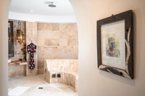 Une salle de bain avec une baignoire, une douche et un porte-serviettes.