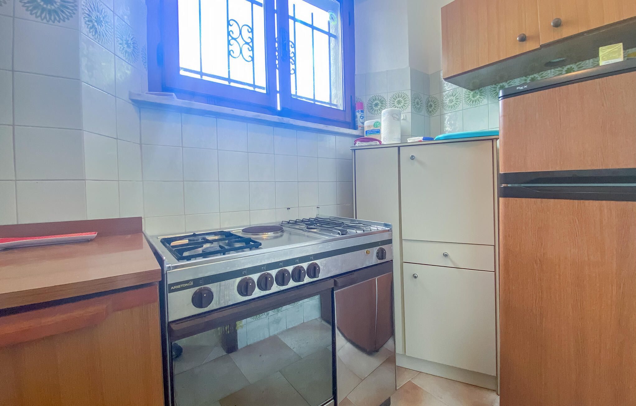 Une cuisine équipée d’une cuisinière à gaz, d’un four et d’un réfrigérateur.