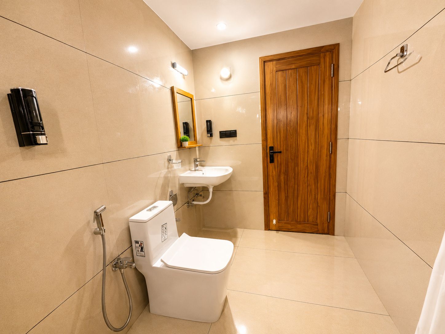 Un baño con inodoro, lavamanos y ducha.