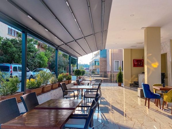 Outdoor dining - Castle Light Boutique Otel (Alanya)