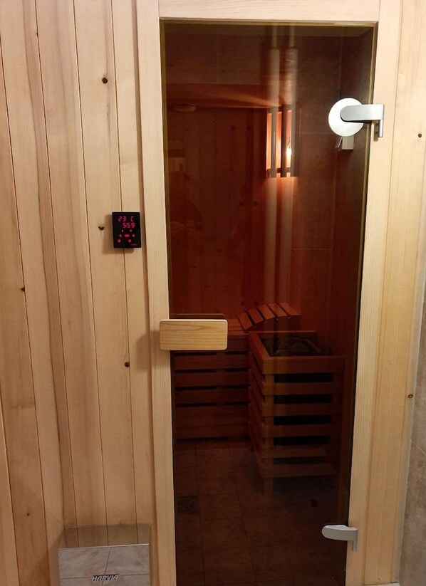 Uma sauna com paredes e banco de madeira.