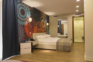 A hotel room with a bed, bedside table, lamp, and a mirror. - Zepter Hotel Drina (Bajina Bašta)