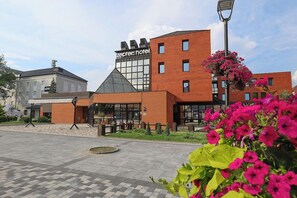 A hotel with a modern design, featuring a prominent glass facade and a brick exterior. - Zepter Hotel Drina (Bajina Bašta)