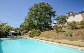 A swimming pool with a clear blue water, surrounded by a grassy area and trees. - Nice home in Poggibonsi with swimming pool (Poggibonsi)