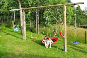 A playground with swings and a slide. - Holiday apartment with 1 bedroom (Sankt Englmar)