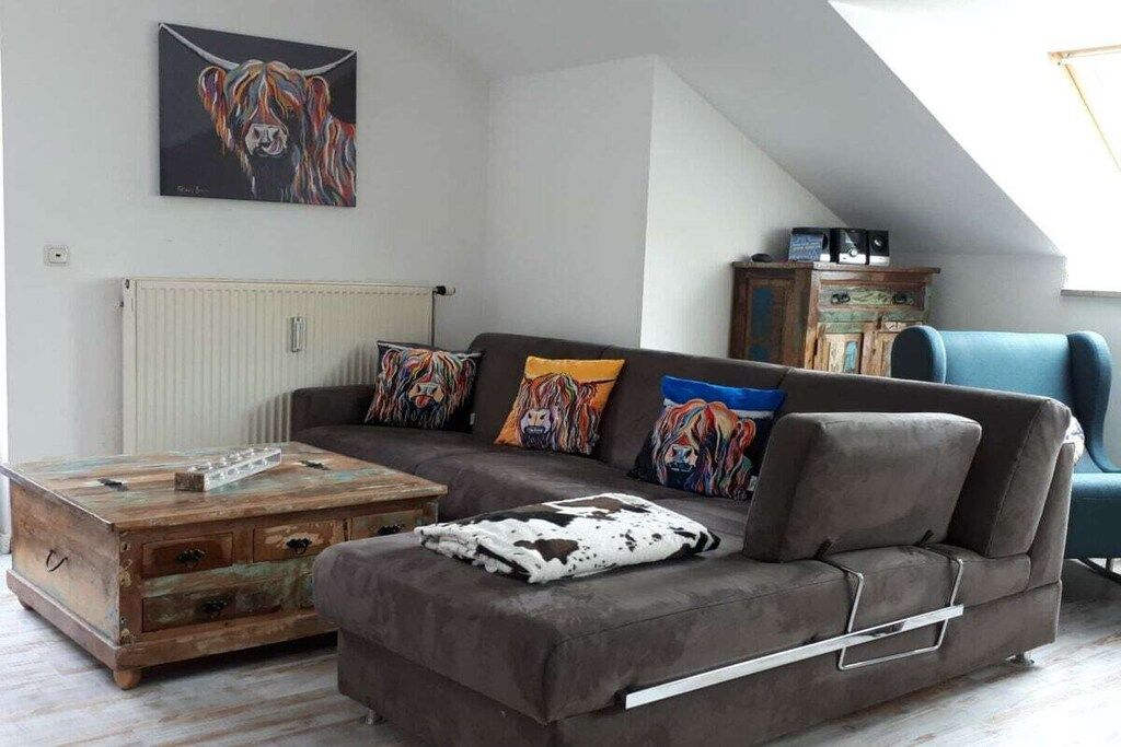 Een woonkamer met een bank, een salontafel en een kast.