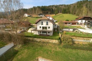 Ein Wohngebiet mit mehreren Häusern, einem gepflegten Rasen und einer Steinmauer.