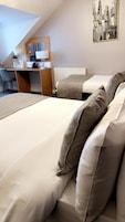 Una habitación de hotel con una cama, un escritorio y una silla.
