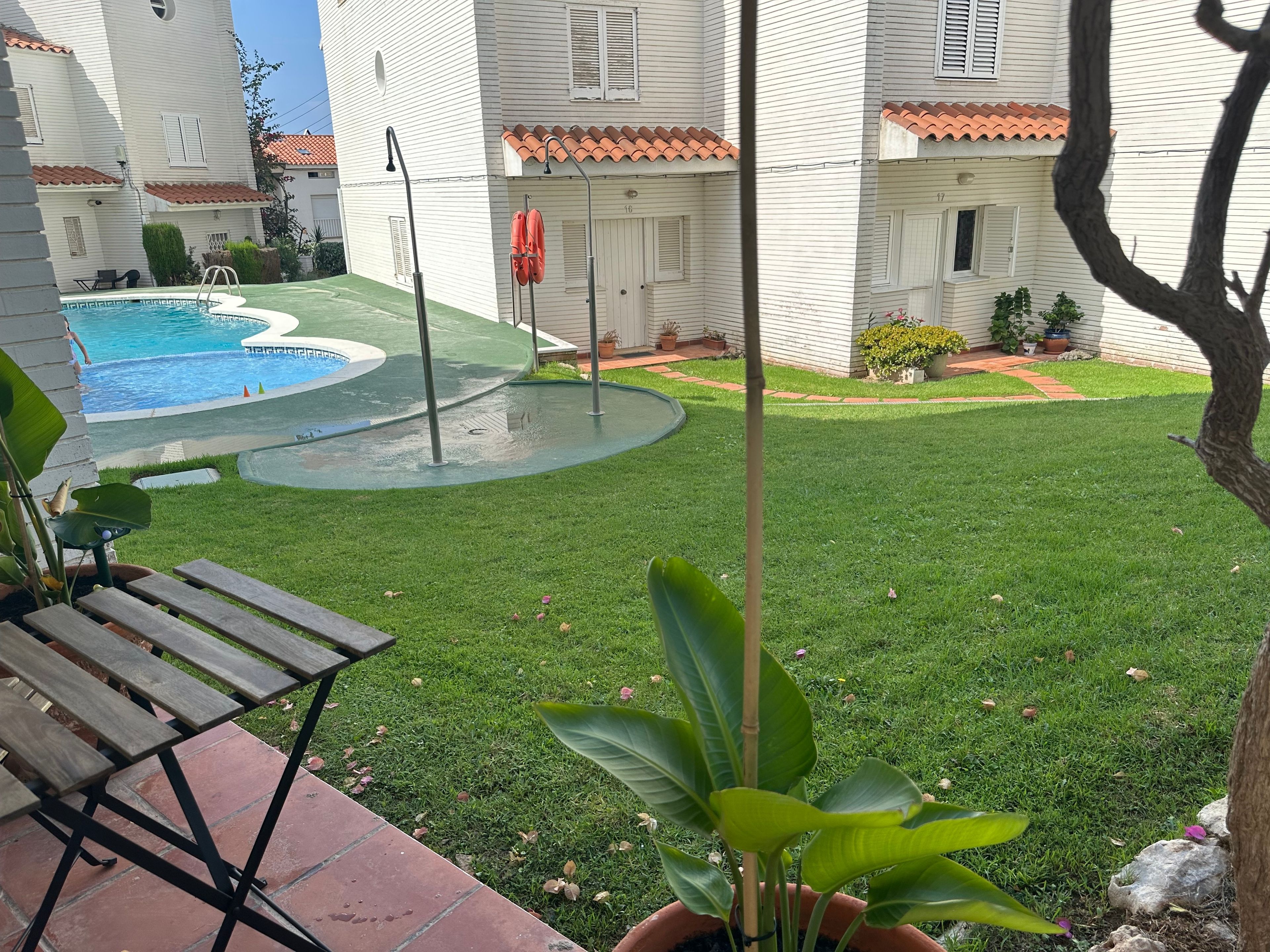 Il s’agit d’une propriété résidentielle dotée d’une piscine, d’une terrasse avec table et chaises, et d’une pelouse bien entretenue.