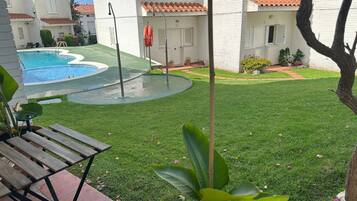 Il s’agit d’une propriété résidentielle dotée d’une piscine, d’une terrasse avec table et chaises, et d’une pelouse bien entretenue.