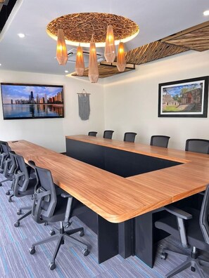 A conference room with a long table, chairs, and a unique ceiling light fixture. - Hotel Gafsacomm Tulum Aeropuerto (Mérida)