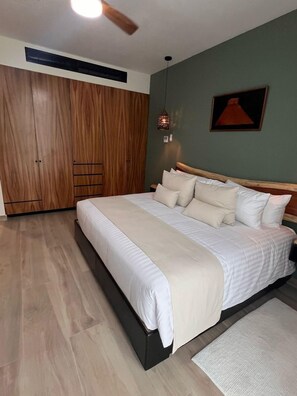 A bedroom with a large bed, wooden wardrobe, and a ceiling fan. - Hotel Gafsacomm Tulum Aeropuerto (Mérida)