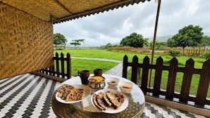 Outdoor dining - Sukoon Farm - Cottage A (Palasdari, Maharashtra, Karjat)