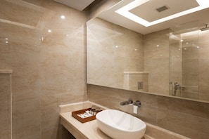 Bathroom - Cygnett Inn Paras Trademark by Wyndham (Dehradun)