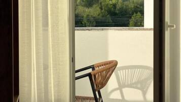 Habitación con vista a un paisaje montañoso a través de una ventana.