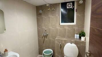 Dusche, Handtücher, Seife, Toilettenpapier