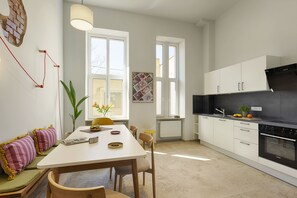 Comfort Loft, City View | Private kitchen | Oven, stovetop, cookware/dishes/utensils - homie stay am spital  (Würzburg)